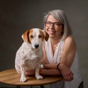 Photographie d'une femme avec son chien assis sur une table Studio Mon Aparté Bièvres (91)
