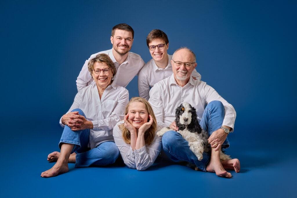 Photographie famille avec 3 enfants et un chien cocker studio Mon aparté Bièvres